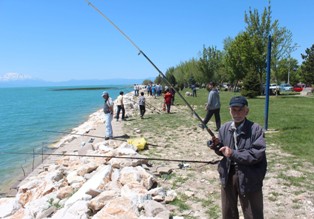 Sigara yüzünden ses tellerini kaybetti