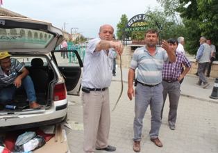 Otomobile giren yılana sinek ilacıyla müdahale