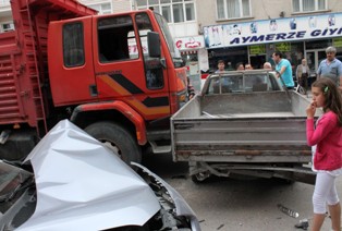 Uyuyan sürücü 5 araca çarptı