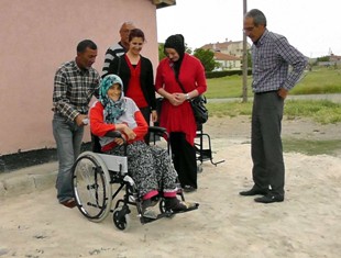 Felçli annenin tekerlekli sandalye mutluluğu