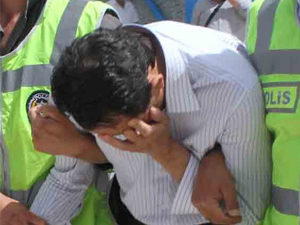 Müdür okulun sırasını tahtasını sattı!