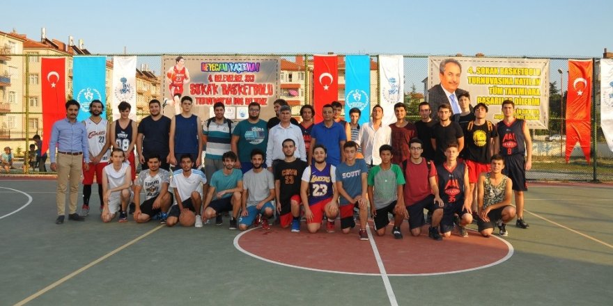 Akşehir’de geleneksel sokak basketbolu heyecanı başladı