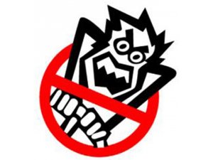 Hurdaya dönen minibüsten hafif yaralı çıktı