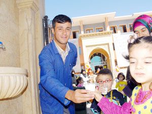 Eğitimin ilk gününde ballı süt ikramı