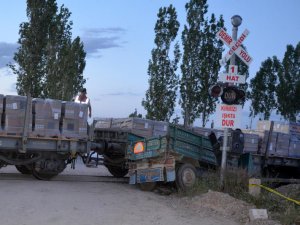 Yük treni tarım makinesine çarptı: 1 ölü