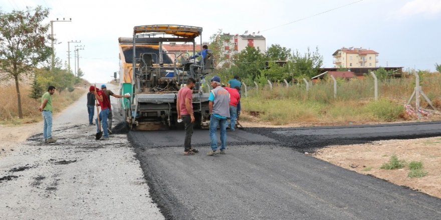 Beyşehir’de sıcak asfalt çalışmaları sürüyor