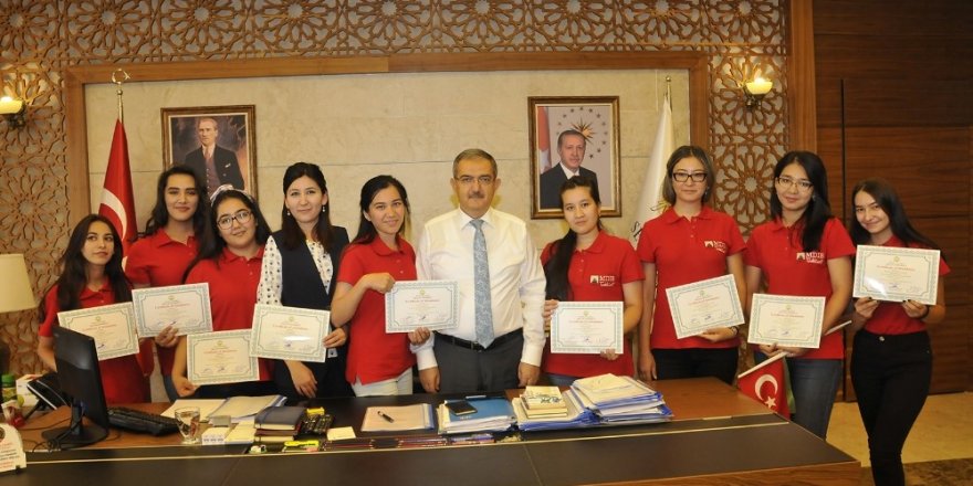 SÜ’de Özbek öğrencilere sertifikaları verildi