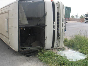 Konya’da işçileri taşıyan midibüs devrildi: 5 yaralı