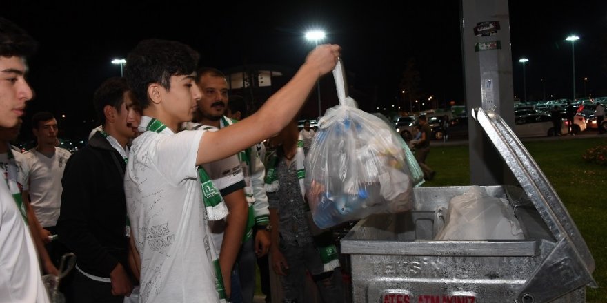 Konyaspor taraftarı Fenerbahçe maçı sonrası tribünlerdeki çöpleri topladı