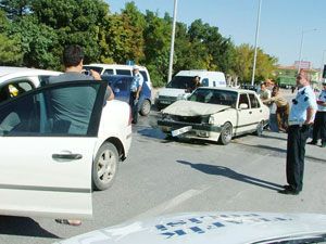 Işıklarda otomobile arkadan çarptı: 1 yaralı 