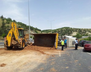 Devrilen kamyon karayolunu kilitledi