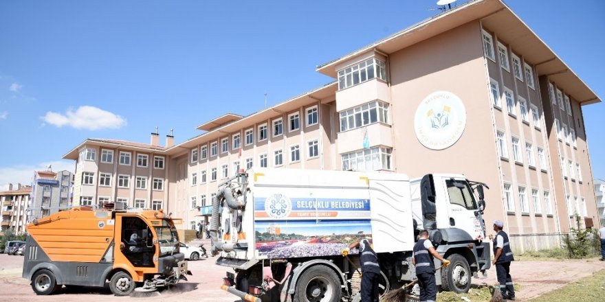 Selçuklu’da okul bahçeleri temizlendi