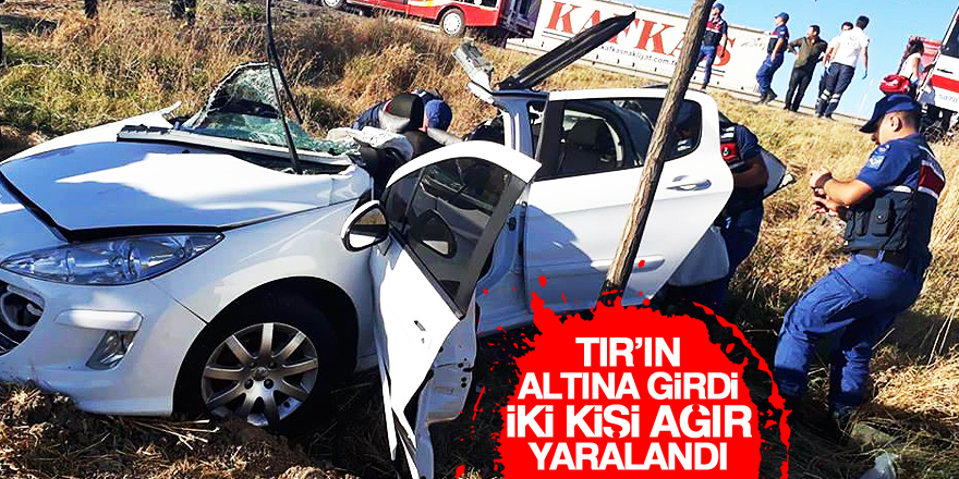 Tıra arkadan çarpan otomobil hurdaya döndü: 2 yaralı
