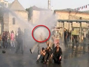 Tazyikli su eylemciyi metrelerce öteye fırlattı