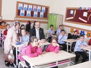 Büyükhelvacıgil, oğlu ile okul sırasını paylaştı