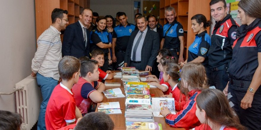 Trabzon Emniyeti öğrencilere kırtasiye malzemesi ve kitap yardımı yaptı