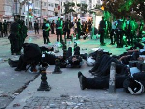 Taksim'deki polisler geceyi böyle geçirdi