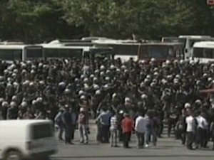 Polis çekiliyor, göstericiler parka girdi!