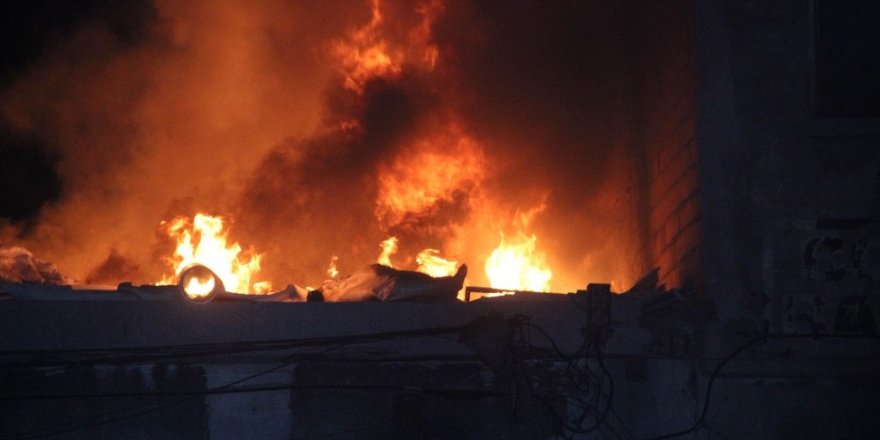 Hurdalık çatısı alev alev yandı