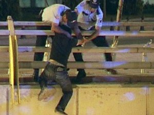 İntihar etmek isteyen genci polis son anda kurtardı