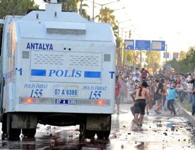 Para karşılığında polise taşlı saldırı