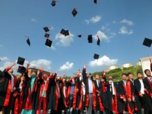 SÜ Sarayönü MYO'da mezuniyet coşkusu