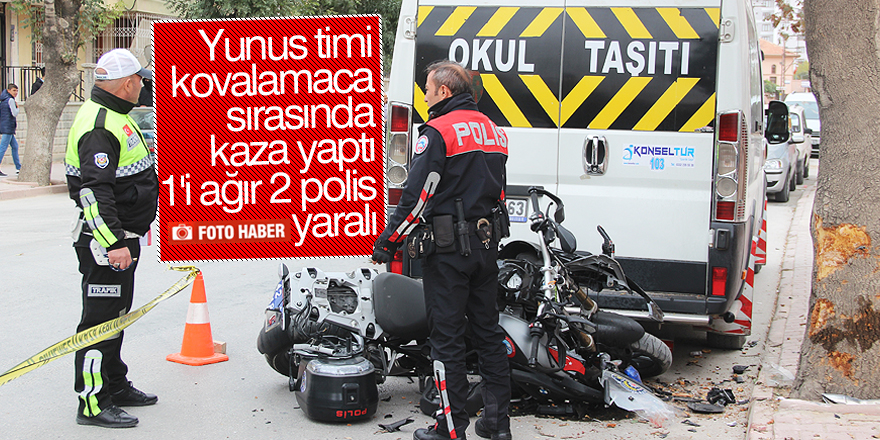 Motosikletli polisler şüpheli kovalarken ağaca çarptı