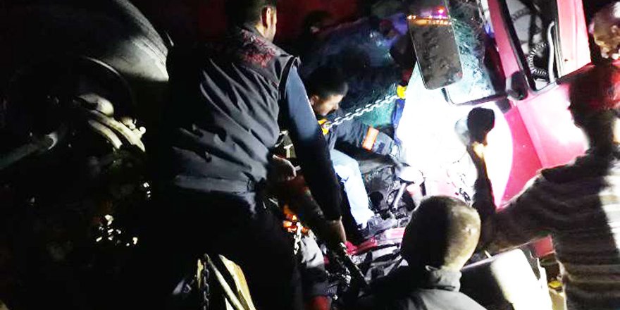 Patates yüklü kamyonlar çarpıştı: 2 yaralı