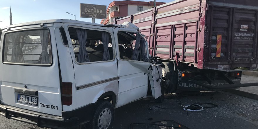 Minibüs kamyona çarptı: 2 yaralı