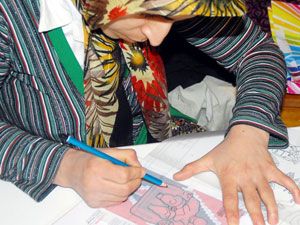 Simge figürler kanaviçeye işleniyor