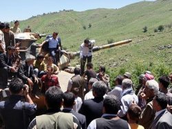 BDP'liler askerlere kalkan oldu