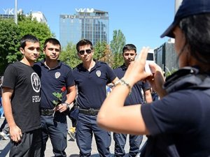 Polis ve eylemciler karşılıklı çiçek dağıttı