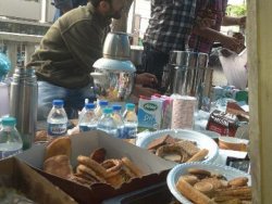Taksim'de eylemciler kandil simidi dağıtıyor