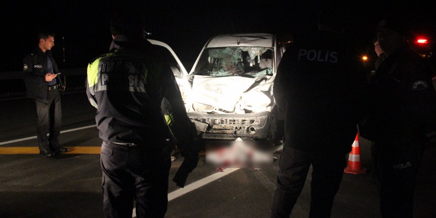 Lastiği patlayan aracı için yardım isterken kamyonet çarpınca öldü