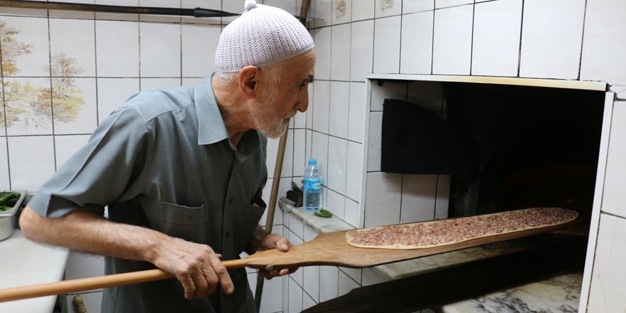 Konya'nın 62 yıllık etli ekmek ustası