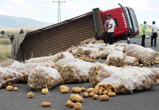 Aksaray'da patates kamyonu devrildi