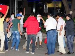 Göstericiyle polisin maaş polemiği