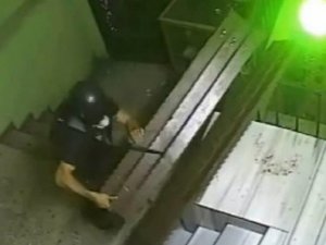 Eylemci, imamı tehdit edip camiyi yağmaladı