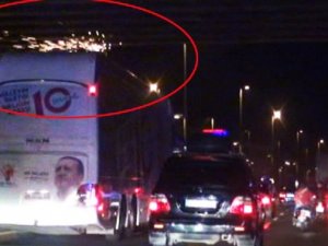 Erdoğan'ın otobüsü üst geçide sürttü