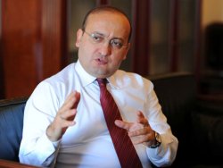 Yalçın Akdoğan: Türkiye'de zırcahil yazar takımı var