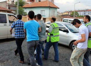 Kiralık araçla mazot çalıp gezerken yakalandılar