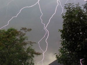 Bahçede çalışırken üzerine yıldırım düştü