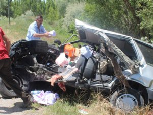 Otomobil tırın dorsesine çarptı: 1 ölü