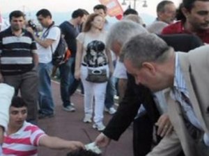 Başbakan'a hakaret etti, parayı kaptı
