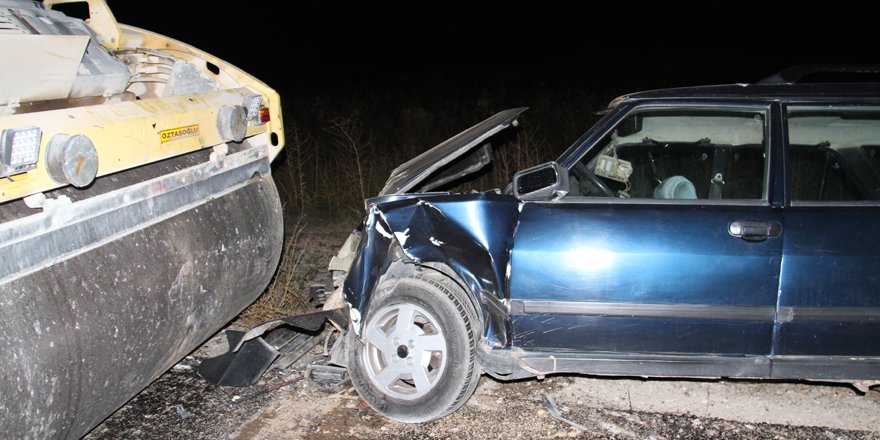 Otomobil park halindeki silindire çarptı: 5 yaralı