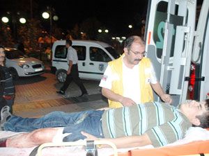 Kavgada iki genç bıçakla yaralandı
