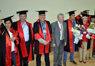 SÜ mezunları yıllar sonra yeniden kep giydi