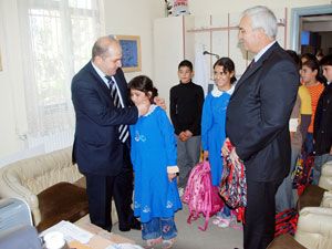 İhtiyaç sahibi bin öğrenciye çanta ve kırtasiye yardımı