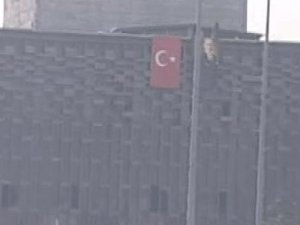 Polis AKM'nin tepesine Türk Bayrağı astı