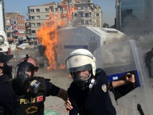 Eylemciler Taksim'de TOMA yaktı